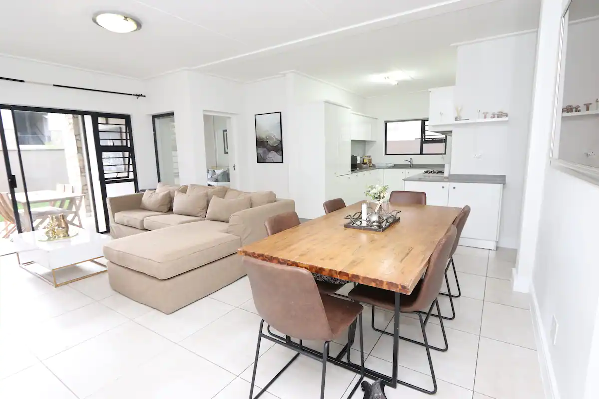 Teasa Stays - Prestige garden home in Waterfall